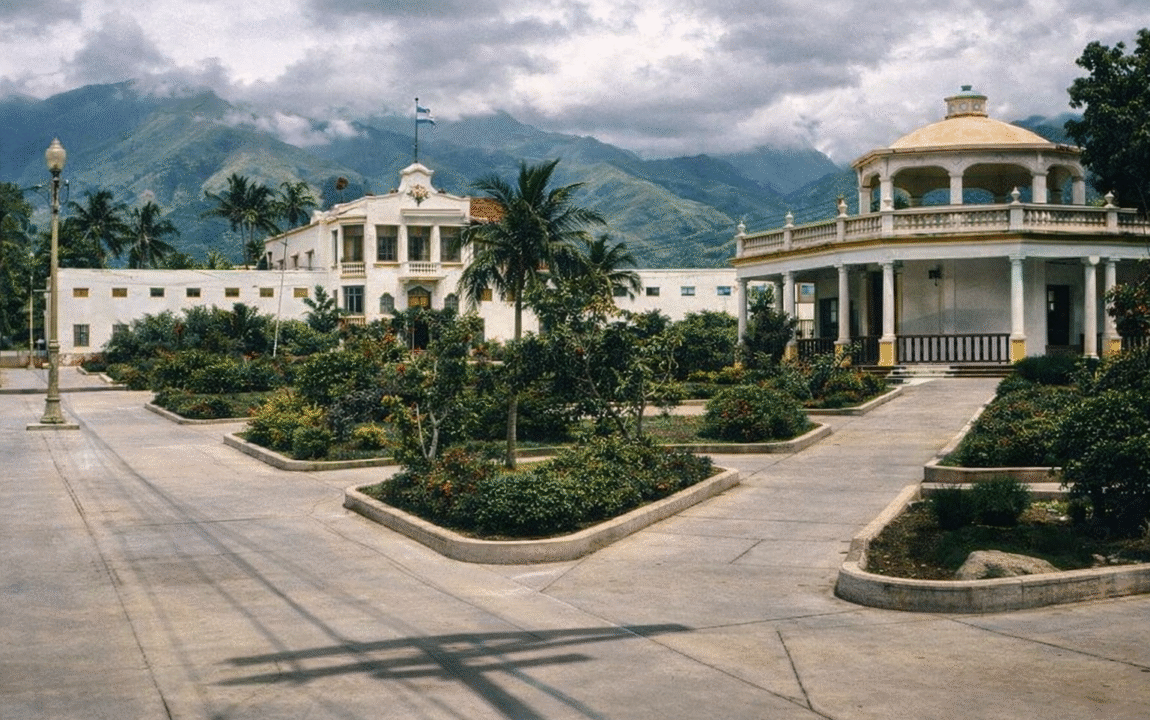 La Plaza Central en 1924, acá ya fue agarrando una forma similar a la que vemos actualmente. IA.