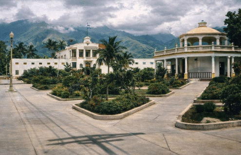 La Plaza Central en 1924, acá ya fue agarrando una forma similar a la que vemos actualmente. IA.